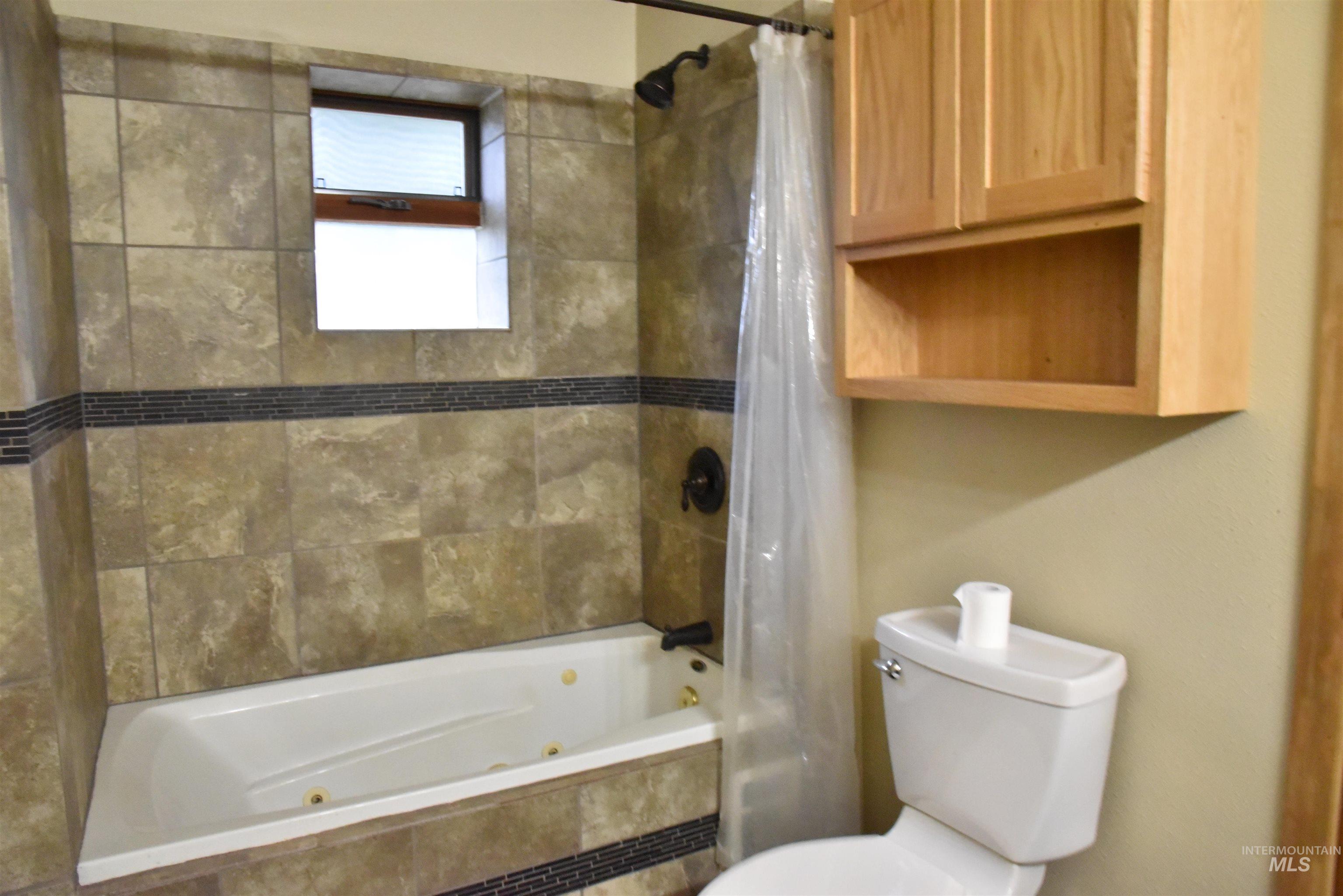 391457 Highway 95 Plummer, ID 83851 - Photo 11 of 39 Bathroom featuring a combined bath / shower with jetted tub and toilet