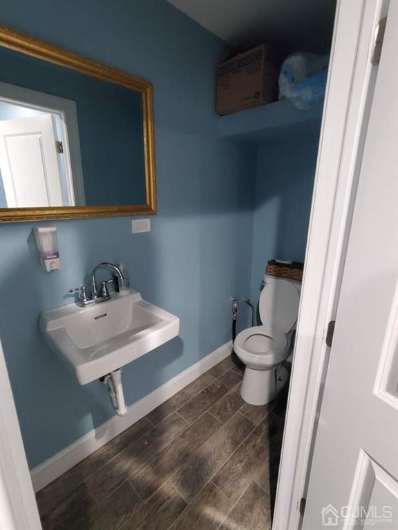 4271 Highway 27, Unit 73 Princeton, NJ 08540 - Photo 5 of 23 a bathroom with a toilet a sink and a mirror