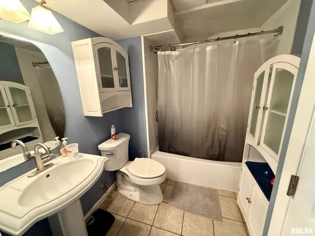 $349,000 | 230 North Shore Drive, Petersburg, IL 62675