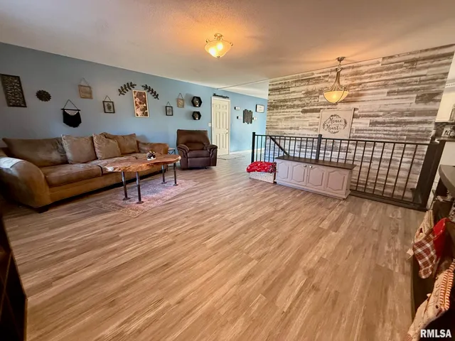 $349,000 | 230 North Shore Drive, Petersburg, IL 62675