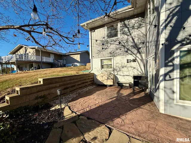 $349,000 | 230 North Shore Drive, Petersburg, IL 62675