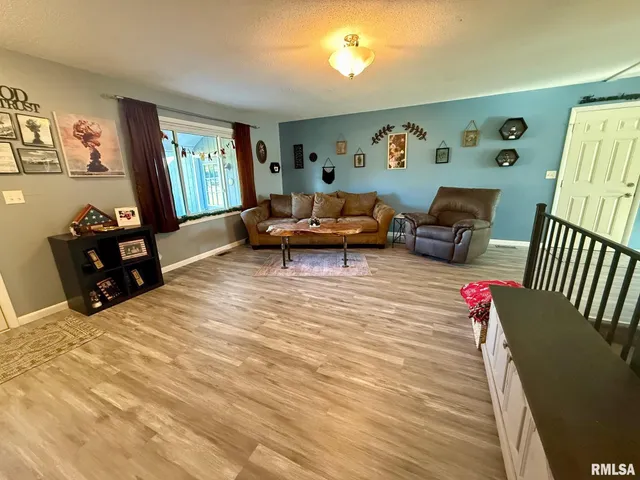 $349,000 | 230 North Shore Drive, Petersburg, IL 62675