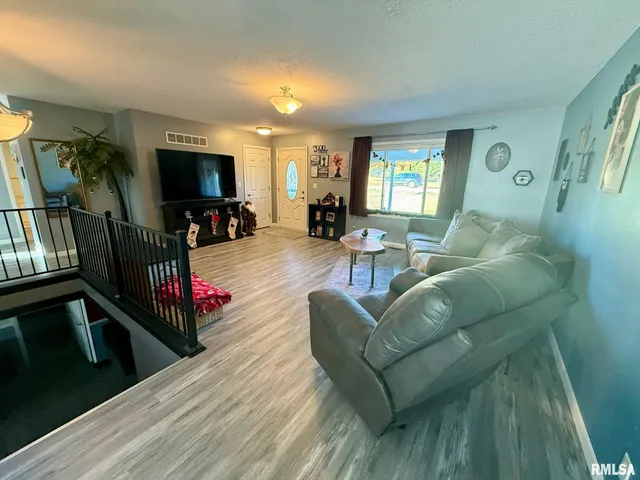 $349,000 | 230 North Shore Drive, Petersburg, IL 62675