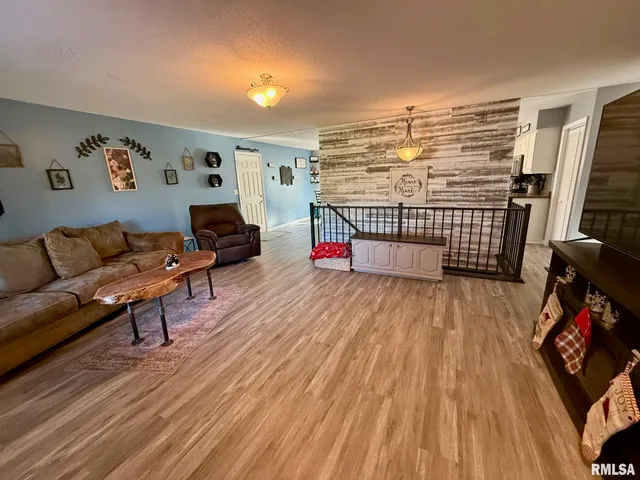 $349,000 | 230 North Shore Drive, Petersburg, IL 62675