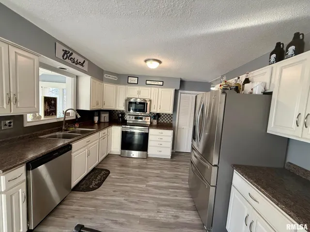 $349,000 | 230 North Shore Drive, Petersburg, IL 62675