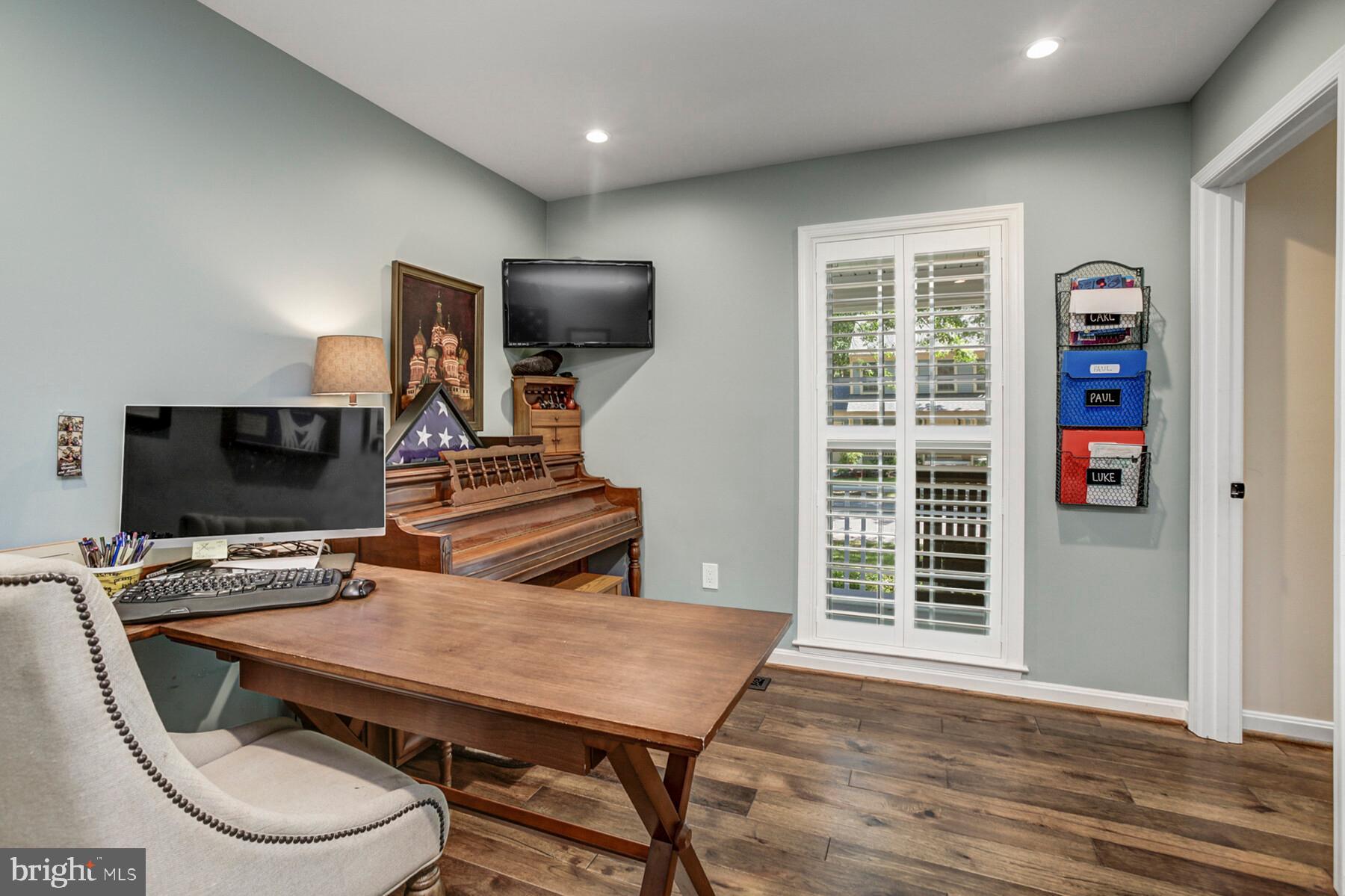 307 Saddle Ridge Road Annapolis, MD 21403 - Photo 5 of 46 a reading room with furniture and wooden floor