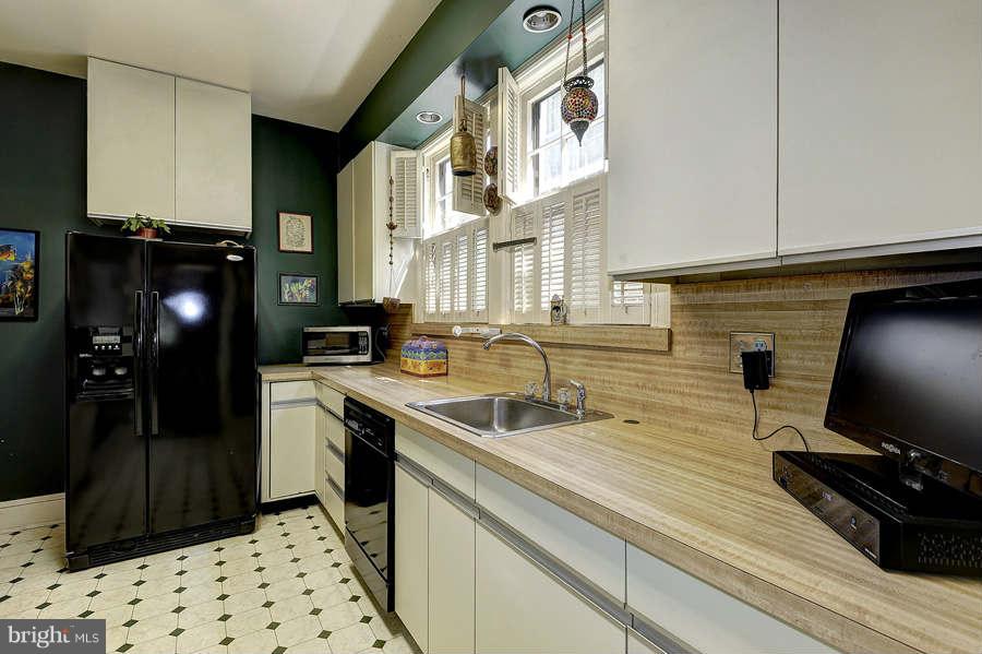 3915 Military Road Northwest Washington, DC 20015 - Photo 12 of 30 Kitchen