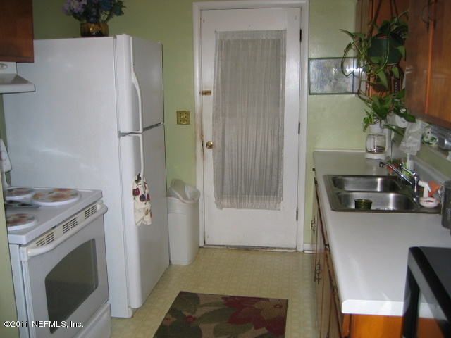 6237 Shetland Road Jacksonville, FL 32277 - Photo 4 of 9 Kitchen