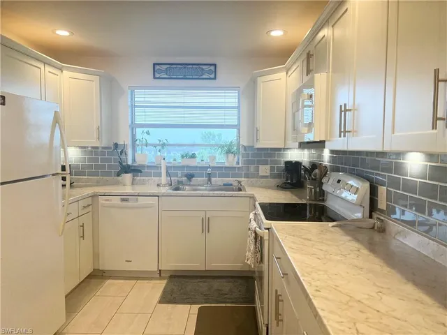 $1,350 | 4372 27th Court Southwest, Unit 403, Naples, FL 34116