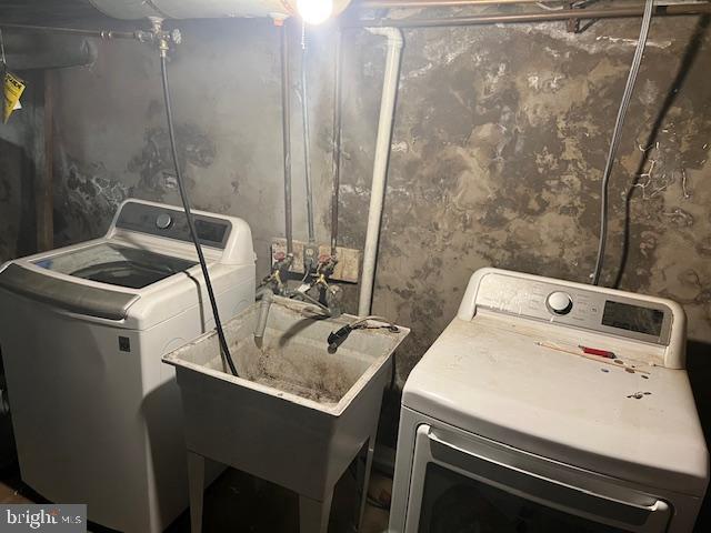 122 Arlington Street Reading, PA 19611 - Photo 15 of 15 a utility room with dryer and washer