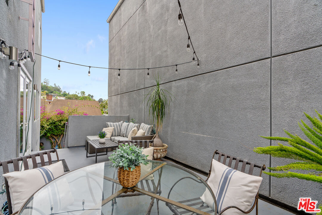 2131 Griffith Park Boulevard Los Angeles, CA 90039 - Photo 15 of 42 a dining room with furniture