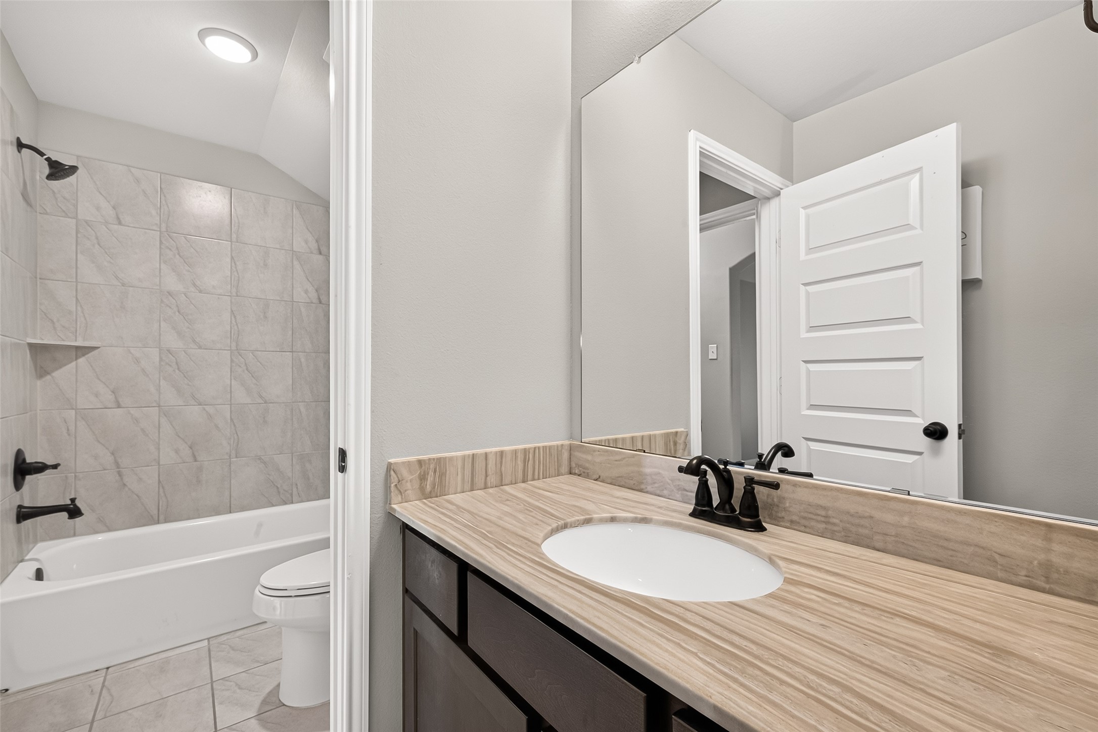 4207 Reagan Ridge Court Richmond, TX 77406 - Photo 37 of 50 Secondary bathroom with tub/shower combination.