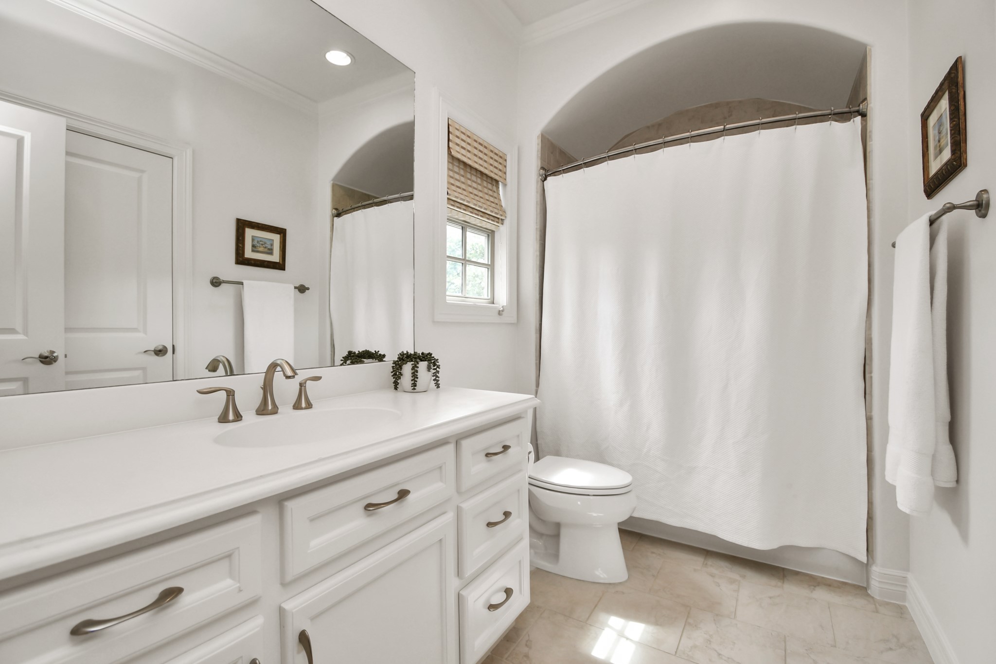 3739 Westerman Street Houston, TX 77005 - Photo 28 of 44 Upstairs en-suite bath to one of the secondary bedrooms