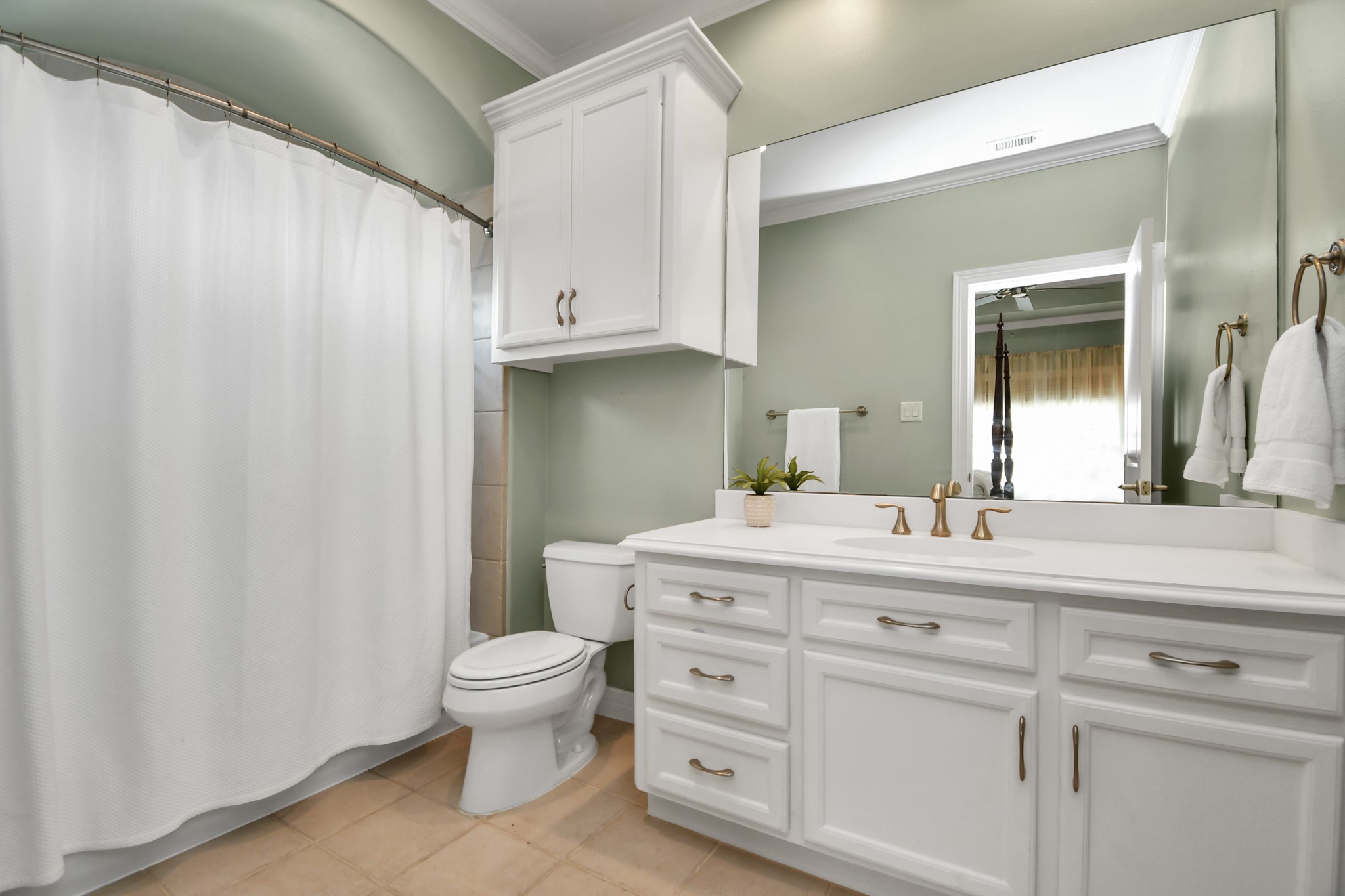 3739 Westerman Street Houston, TX 77005 - Photo 31 of 44 Upstairs en-suite bath to the largest secondary bedroom