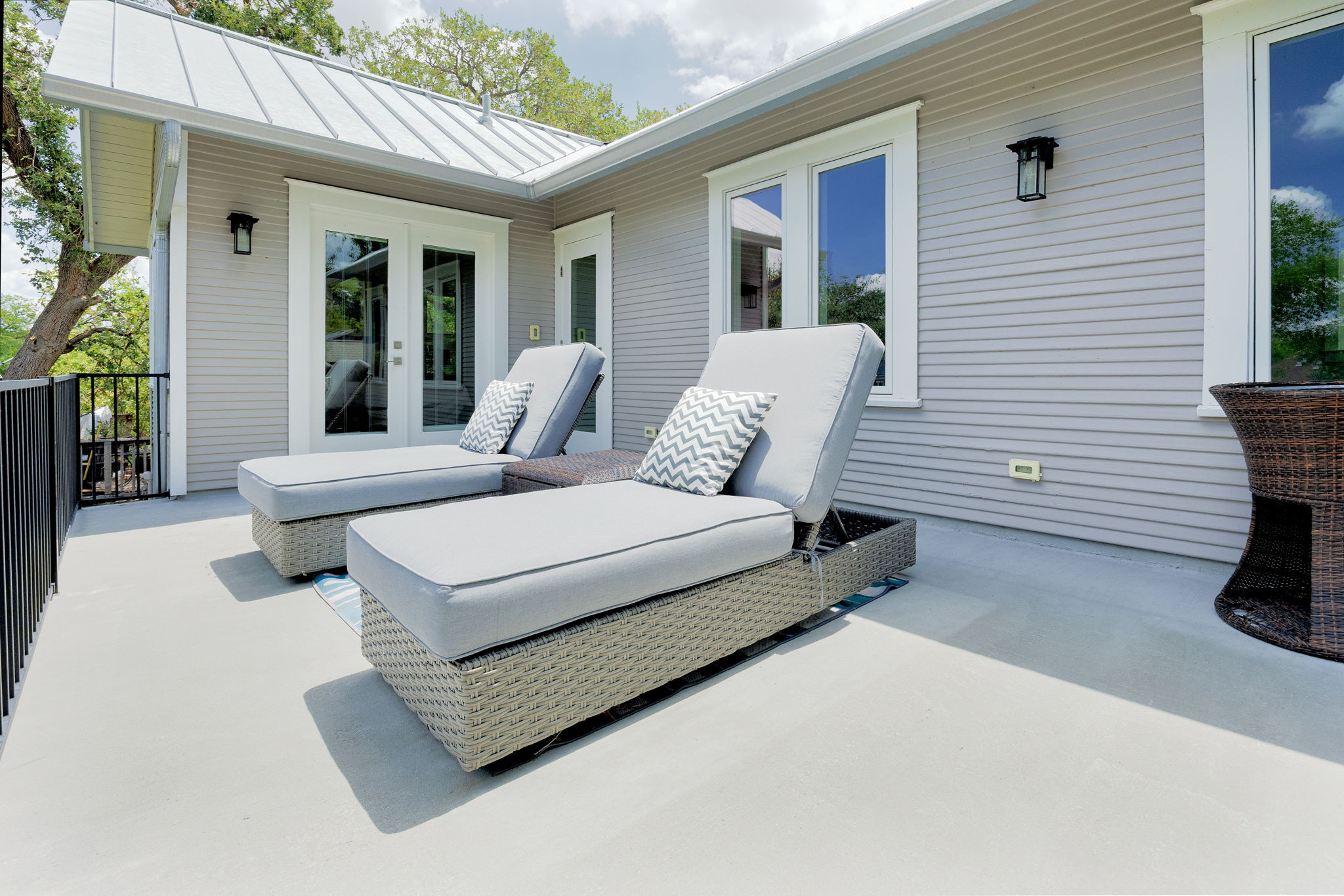 606 East 42nd Street Austin, TX 78751 - Photo 29 of 40 a bed room with a bed and a potted plant