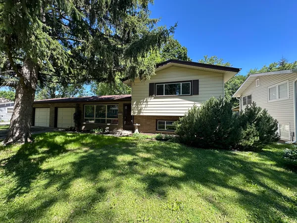$369,900 | 641 Clover Road, Wauconda, IL 60084