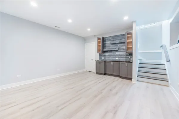 $4,000 | 6241 South Woodlawn Avenue, Chicago, IL 60637