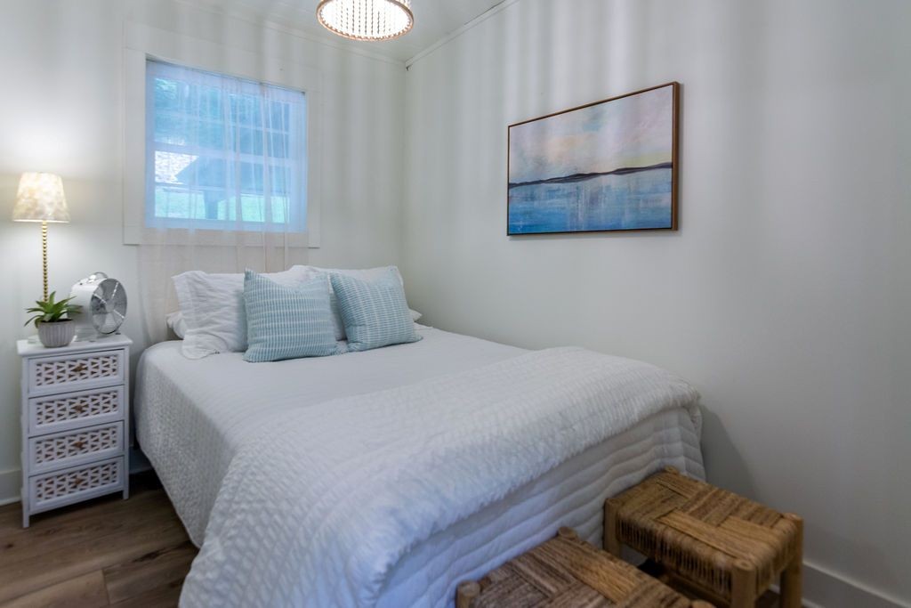 185 Brown Oldham Ln Spring Spring City, TN 37381 - Photo 14 of 31 a bedroom with a bed and a painting on the wall