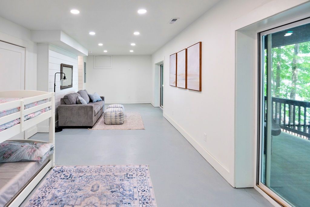 185 Brown Oldham Ln Spring Spring City, TN 37381 - Photo 22 of 31 a living room with furniture and a rug