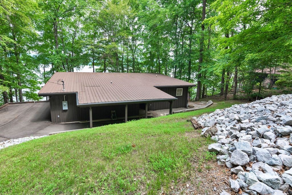 185 Brown Oldham Ln Spring Spring City, TN 37381 - Photo 6 of 31 a front view of a house with garden