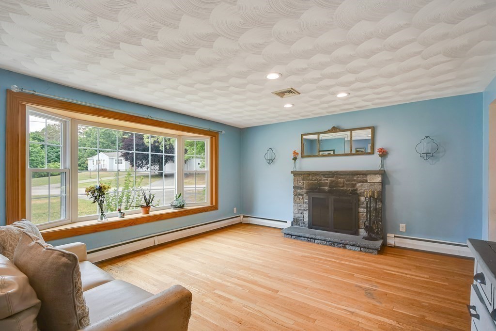 44 Lyndon Road Sharon, MA 02067 - Photo 3 of 25 Gallery Image 3
