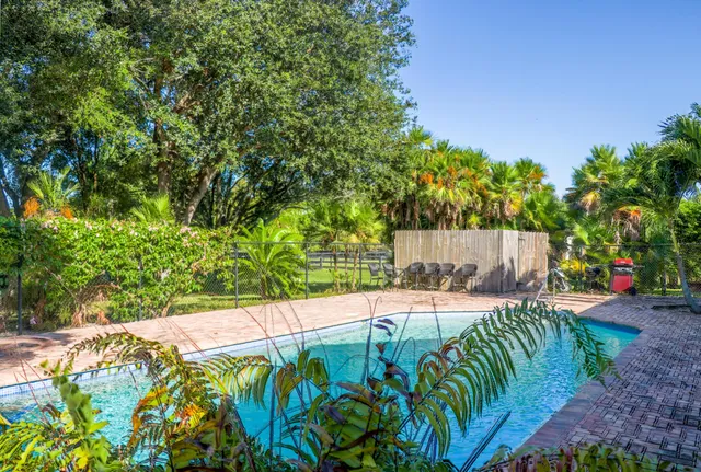 a view of a house with backyard and garden