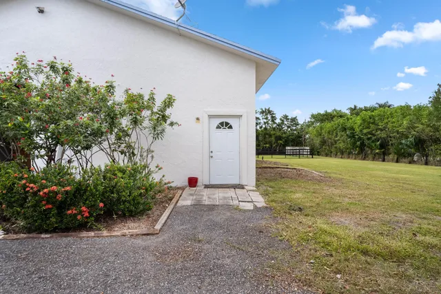 a view of an house with backyard and entertaining space