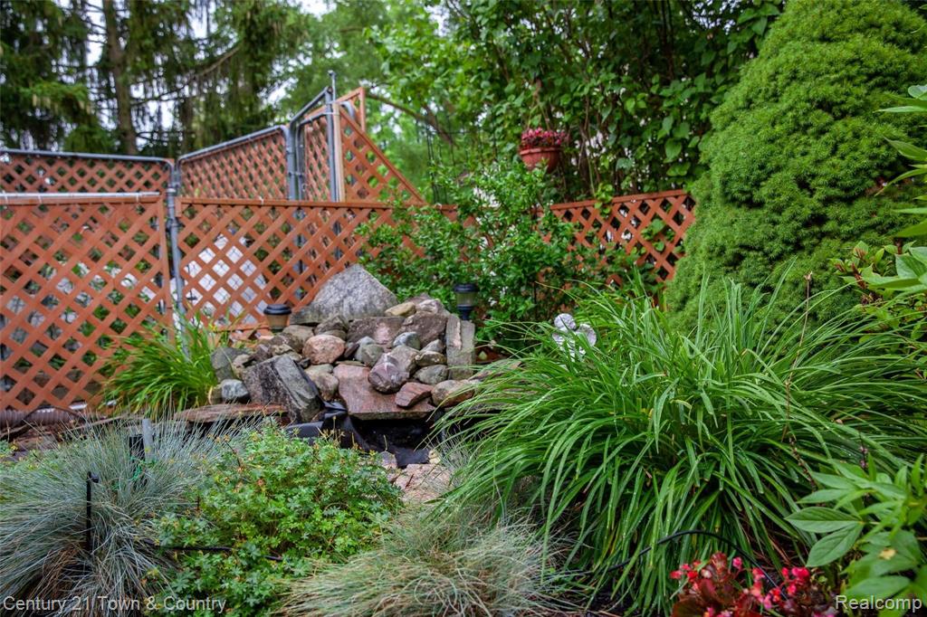 292 Thalia Avenue Rochester Hills, MI 48307 - Photo 2 of 36