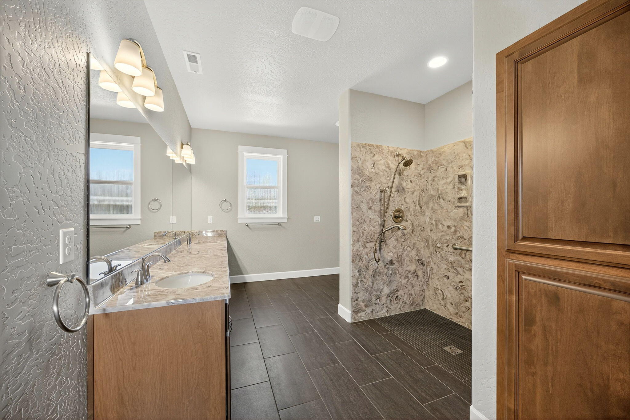 1407 Rustler Peak Street Central Point, OR 97502 - Photo 29 of 52 Apx1407RP (35)