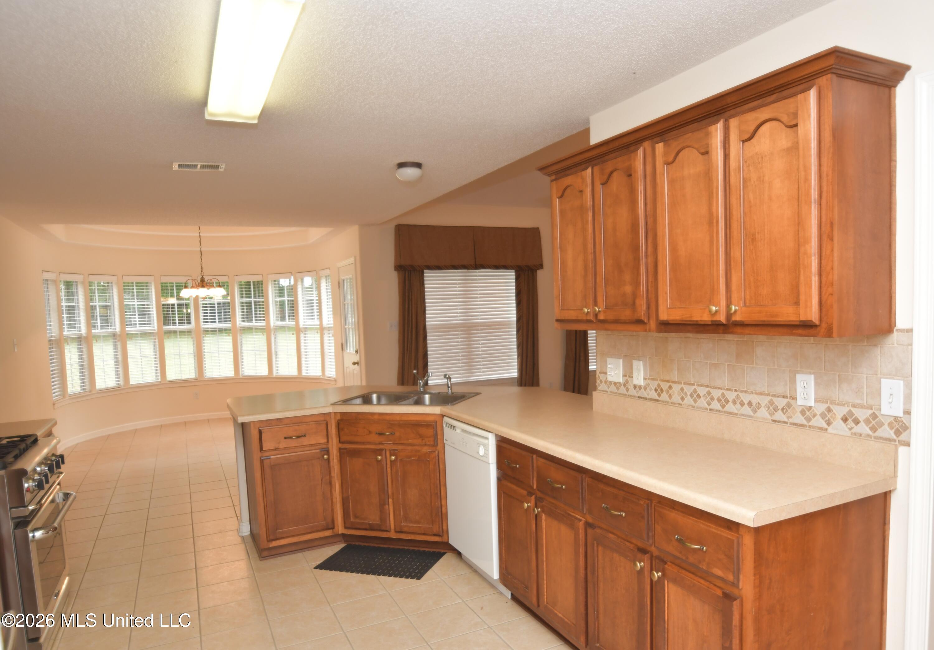 616 Ridge View Drive Hernando, MS 38632 - Photo 10 of 27 Eat-In Kitchen