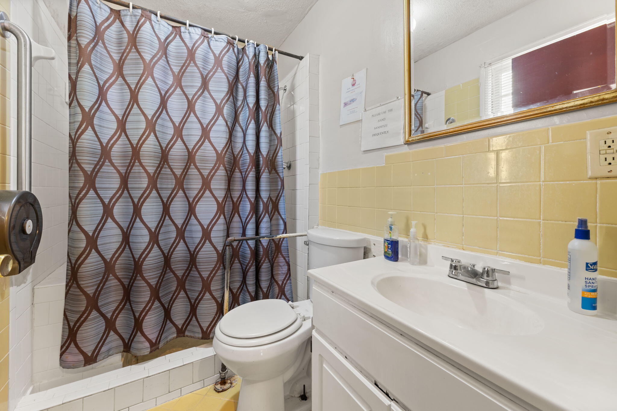 20-22 Larnes Street Charleston, SC 29403 - Photo 24 of 38 Full Bathroom / Walk in Shower