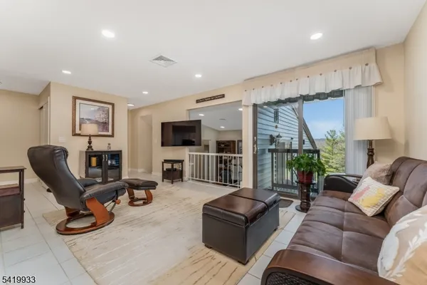 $295,000 | 13 Ridgedale Drive, Annandale, NJ 08801