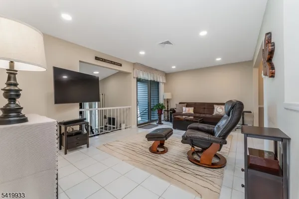 $295,000 | 13 Ridgedale Drive, Annandale, NJ 08801