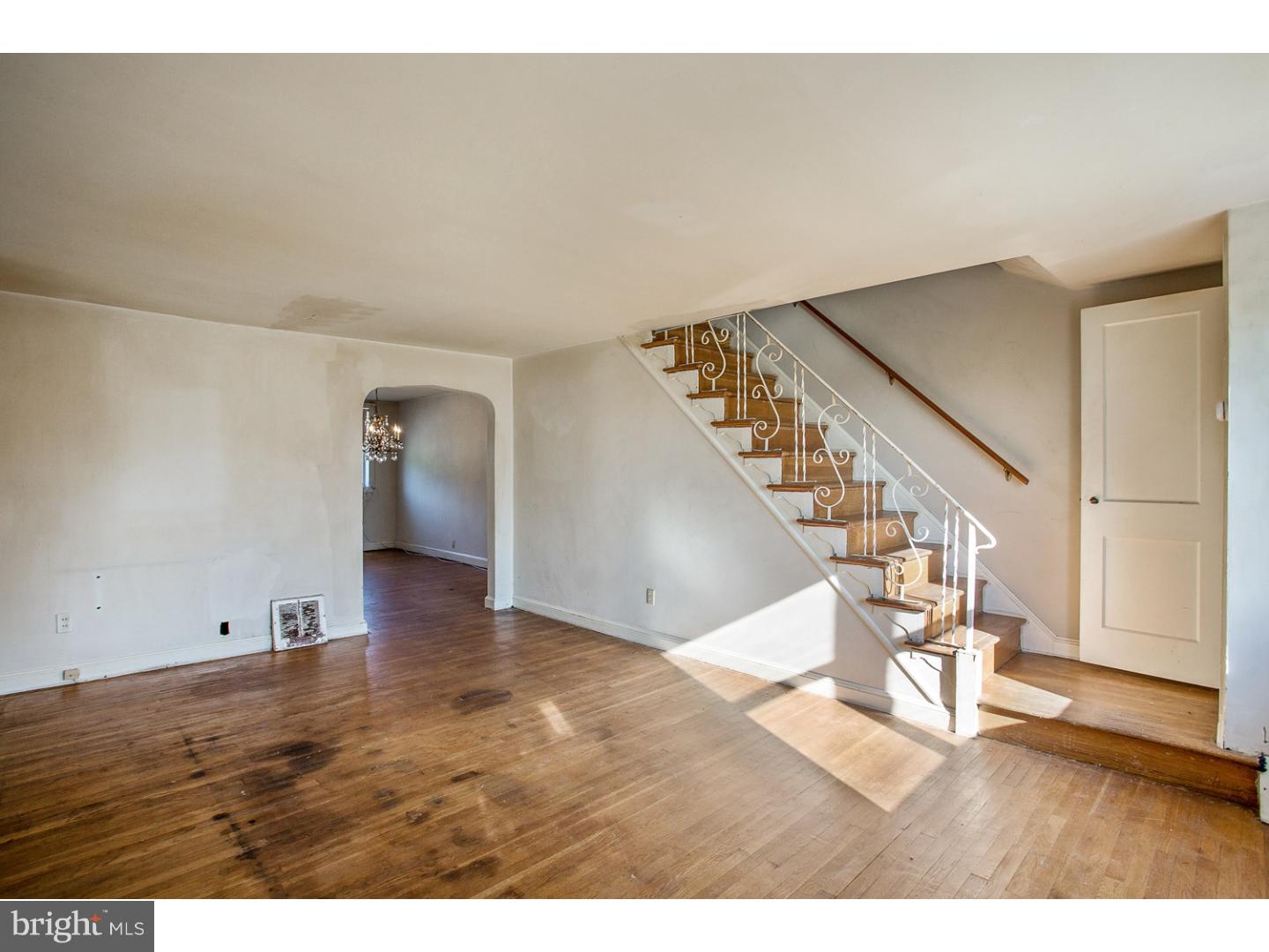 1800 Merribrook Road Philadelphia, PA 19151 - Photo 2 of 17 Living Room