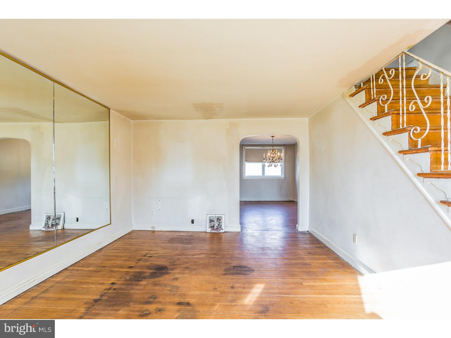 1800 Merribrook Road Philadelphia, PA 19151 - Photo 3 of 17 Living Room