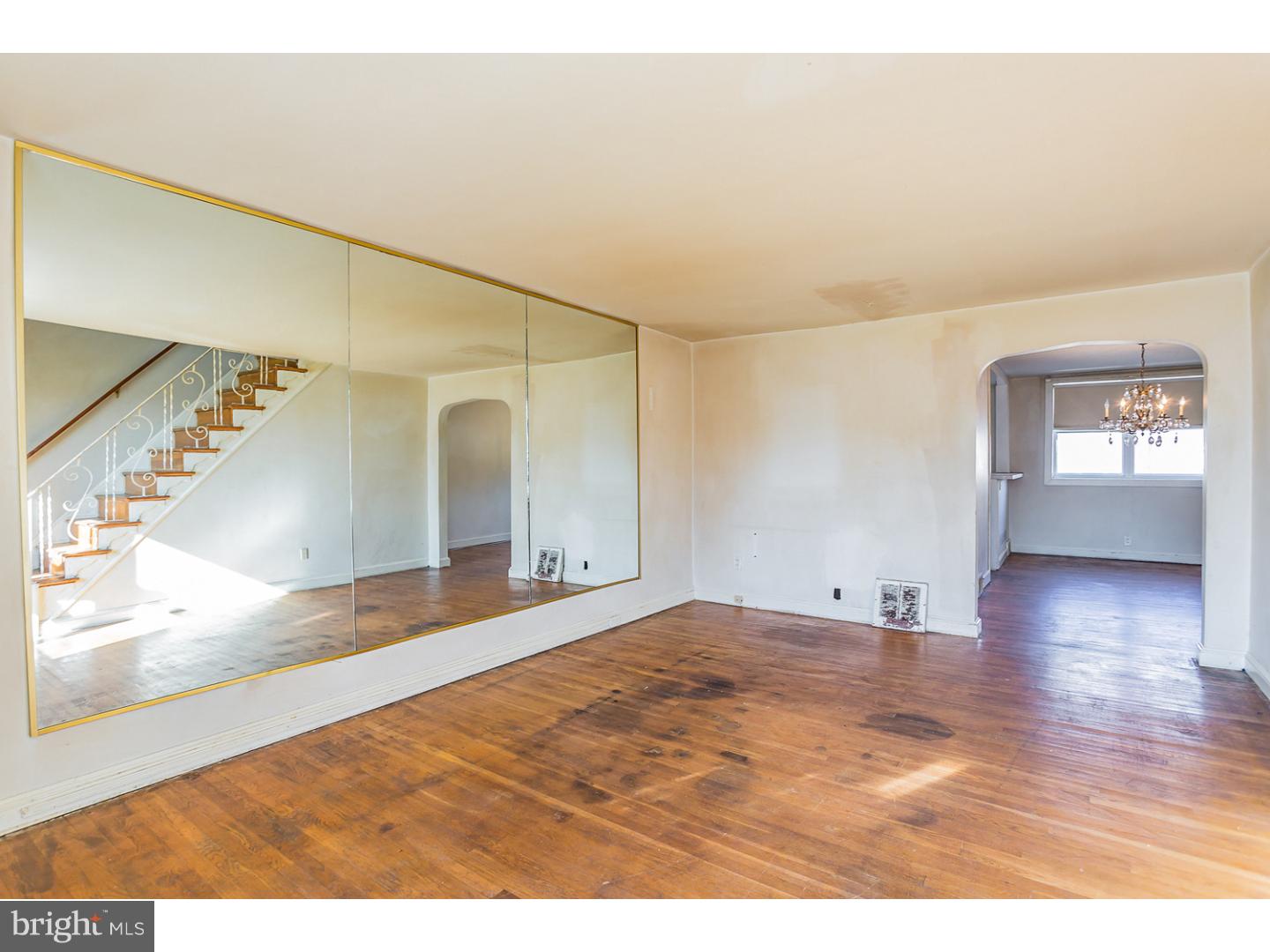 1800 Merribrook Road Philadelphia, PA 19151 - Photo 4 of 17 Living Room