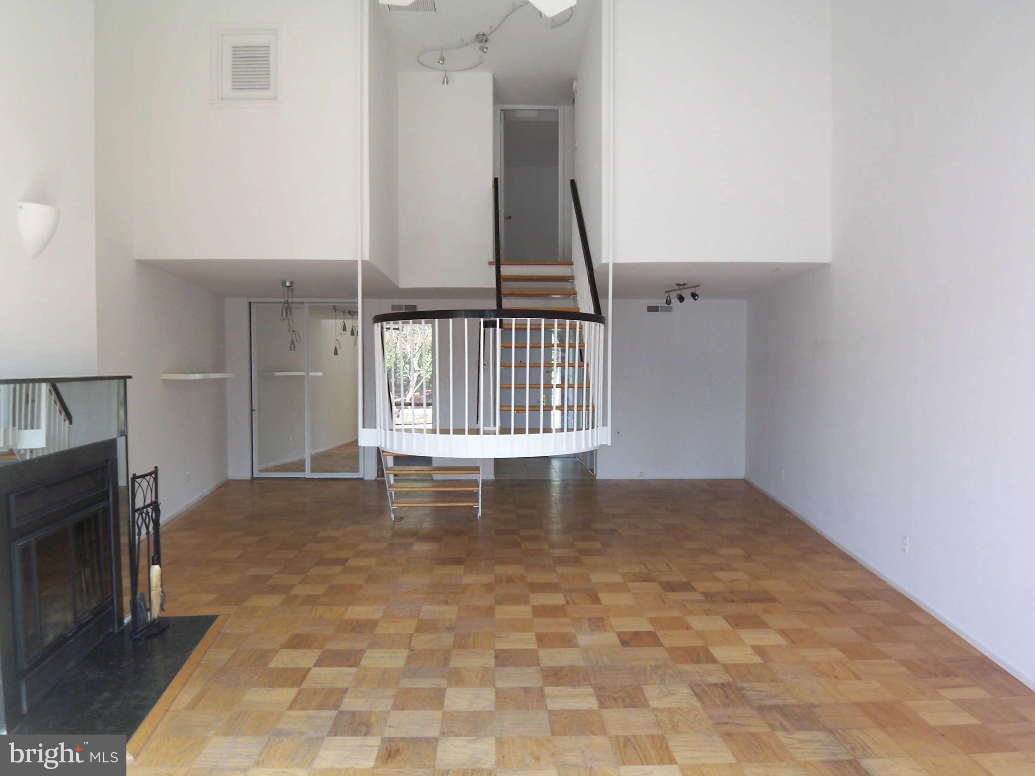 1632 Chimney House Road, Unit 1632 Reston, VA 20190 - Photo 5 of 29 Living Room