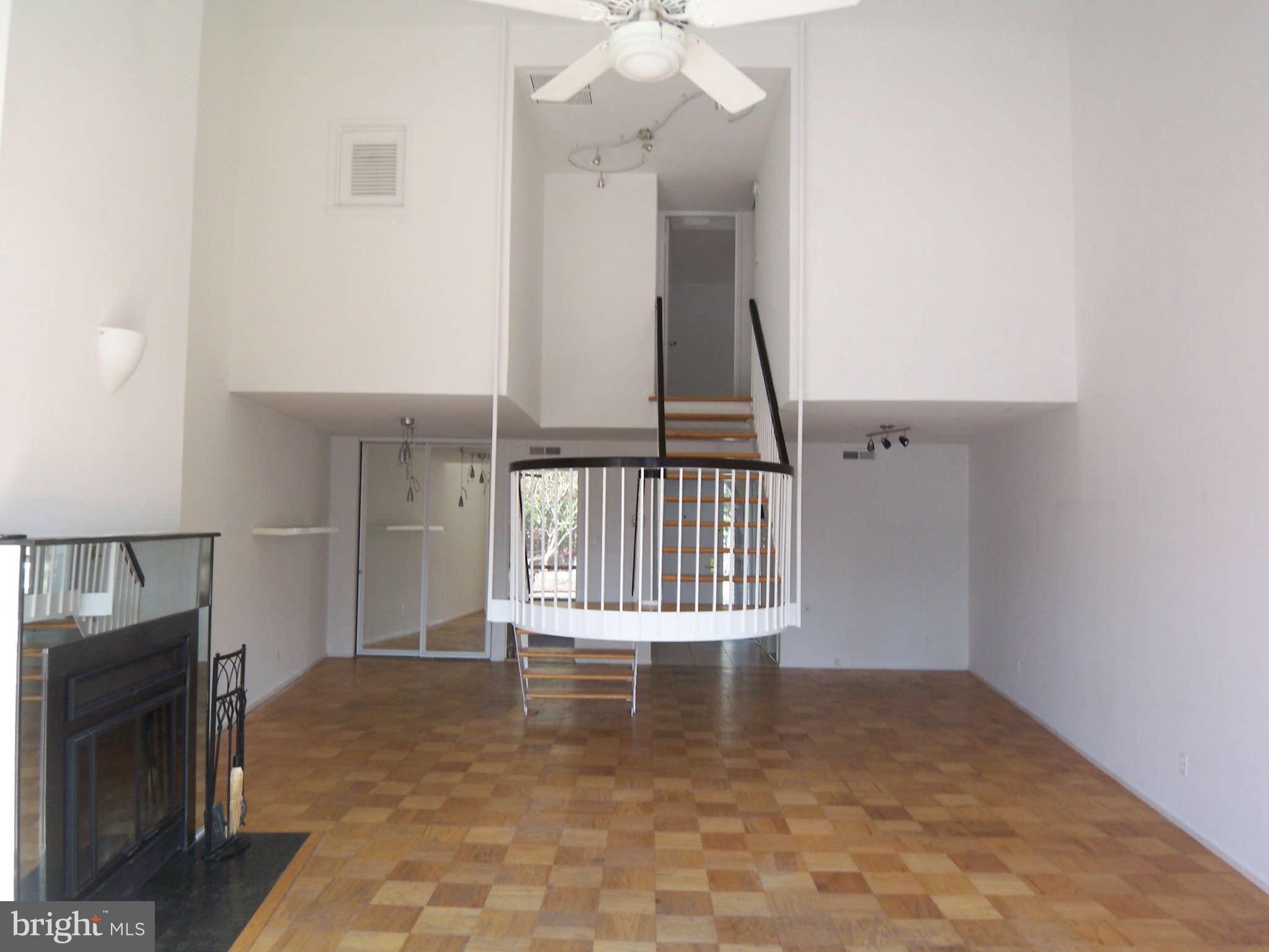 1632 Chimney House Road, Unit 1632 Reston, VA 20190 - Photo 6 of 29 Living Room