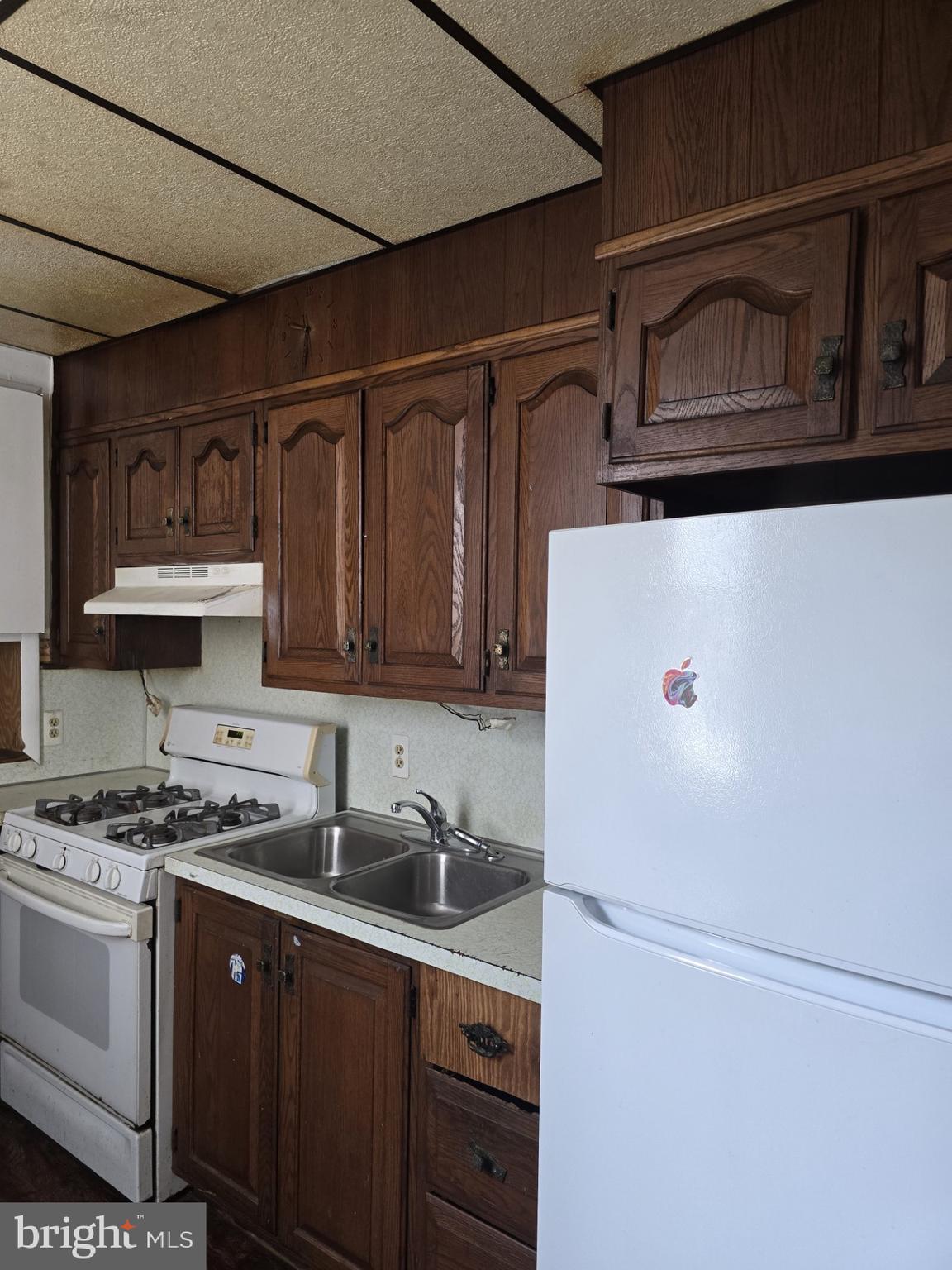940 Mulberry Street Reading, PA 19604 - Photo 3 of 8 a kitchen with a refrigerator and cabinets