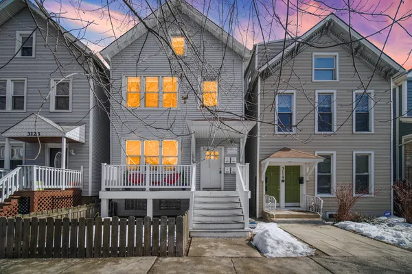 $2,700 | 3121 North Southport Avenue, Unit 1R, Chicago, IL 60657