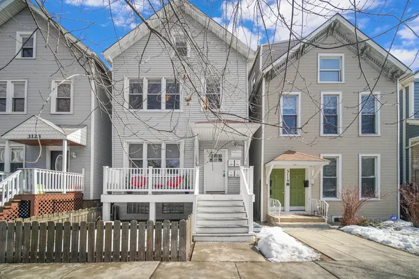 $2,700 | 3121 North Southport Avenue, Unit 1R, Chicago, IL 60657