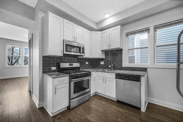 $2,700 | 3121 North Southport Avenue, Unit 1R, Chicago, IL 60657