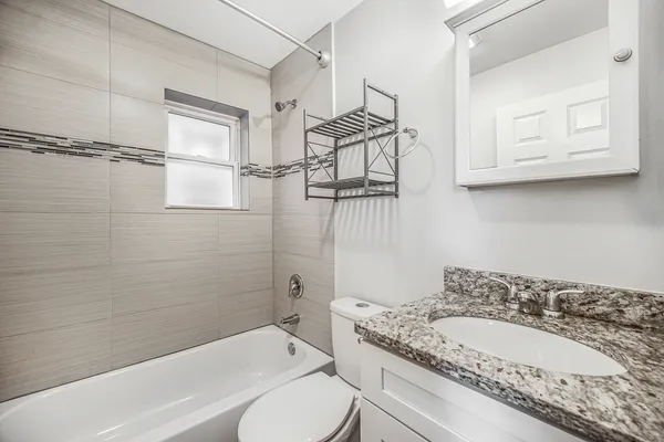 $2,700 | 3121 North Southport Avenue, Unit 1R, Chicago, IL 60657