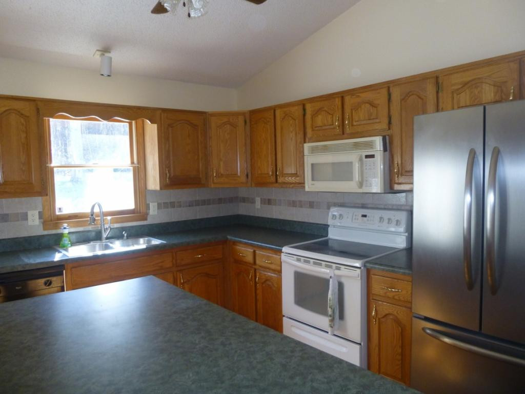 3660 West Pines Road Greeneville, TN 37745 - Photo 6 of 26 Plenty of Workspace