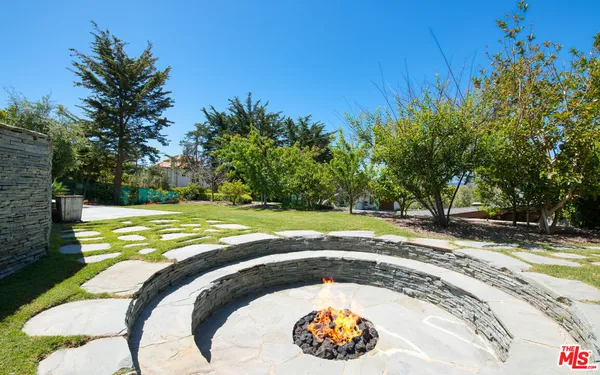 a view of a backyard