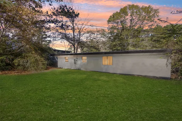 a view of a backyard