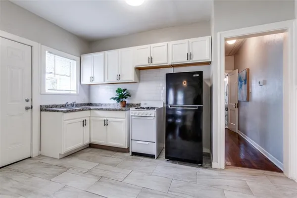 $1,200 | 733 West Page Avenue, Dallas, TX 75208