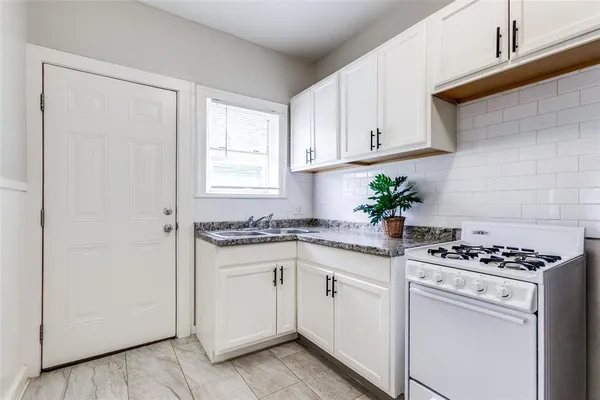 $1,200 | 733 West Page Avenue, Dallas, TX 75208
