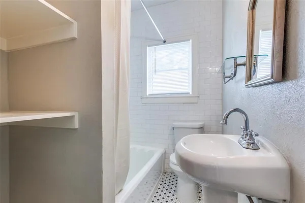 $1,200 | 733 West Page Avenue, Dallas, TX 75208