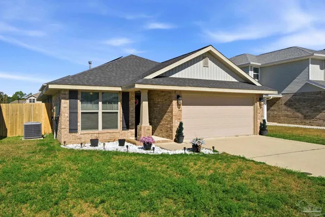 a view of a house with backyard